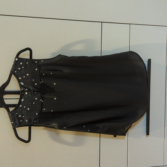 Black Sleeveless Blouse - Picture 3 of 6